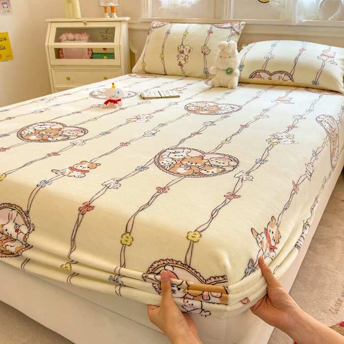 91家纺网 家纺一手货源 找家纺 摩妮卡 2025新款印花系列小清新牛奶绒印花床笠三件套 童趣乐园