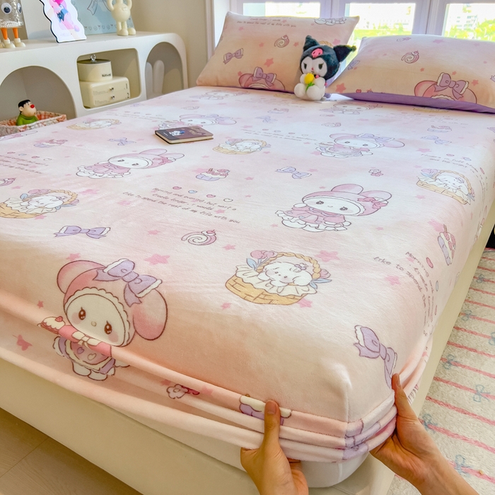 91家纺网 家纺一手货源 找家纺 摩妮卡 2025新款印花系列小清新牛奶绒印花床笠三件套 甜美美乐蒂