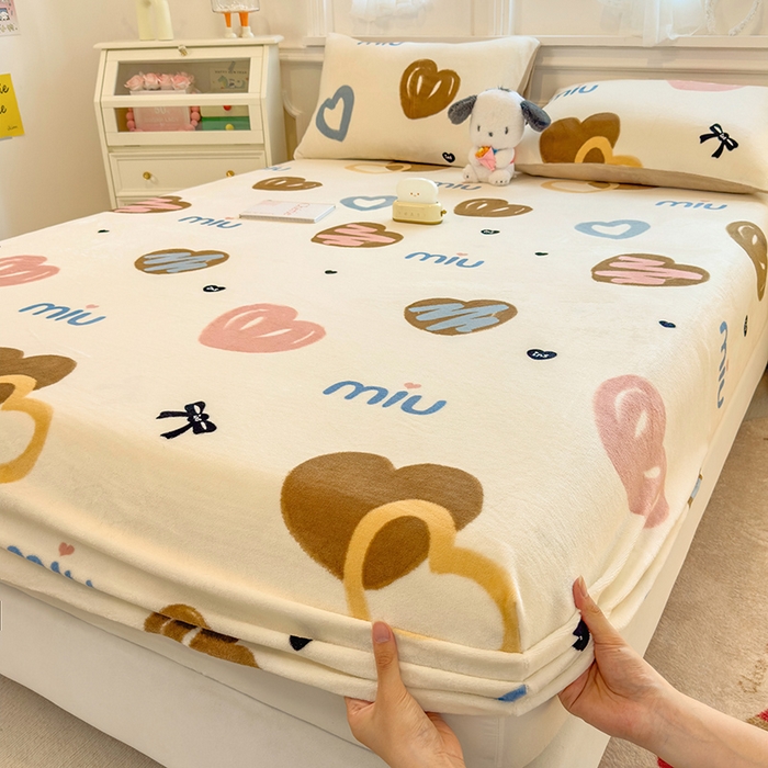 91家纺网 家纺一手货源 找家纺 摩妮卡 2025新款印花系列小清新牛奶绒印花床笠三件套 心元素