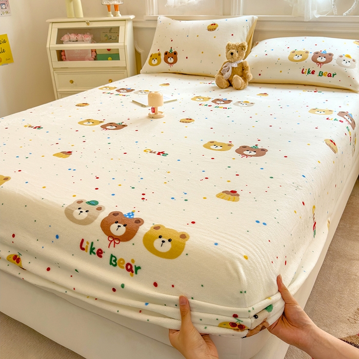 91家纺网 家纺一手货源 找家纺 摩妮卡 2025新款印花系列小清新牛奶绒印花床笠三件套 三只小熊