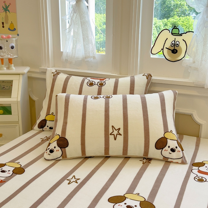 91家纺网 家纺一手货源 找家纺 摩妮卡 2025新款印花系列小清新牛奶绒印花床笠三件套 嘟嘟狗