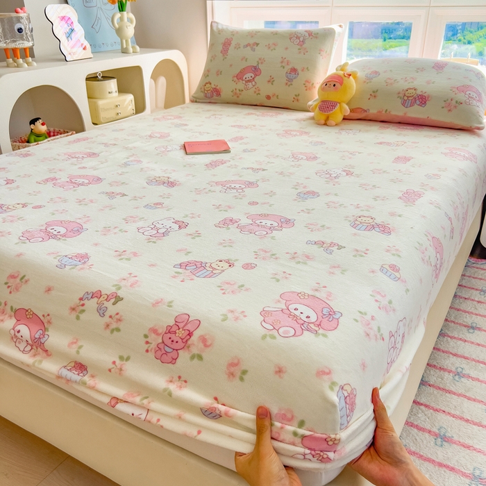 91家纺网 家纺一手货源 找家纺 摩妮卡 2025新款印花系列小清新牛奶绒印花床笠三件套 柔粉美乐蒂