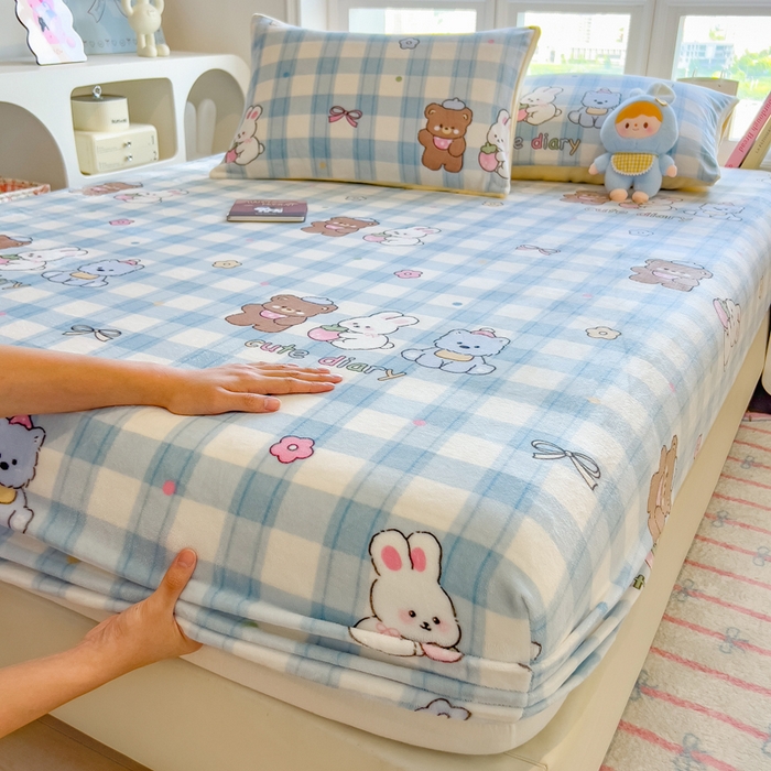 91家纺网 家纺一手货源 找家纺 摩妮卡 2025新款印花系列小清新牛奶绒印花床笠三件套 童趣伙伴