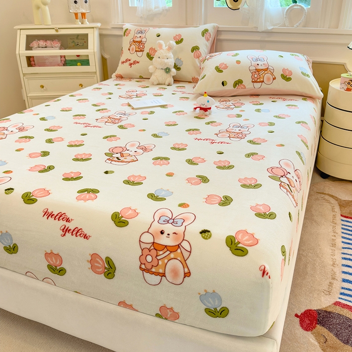 91家纺网 家纺一手货源 找家纺 摩妮卡 2025新款印花系列小清新牛奶绒印花床笠三件套 奇幻兔