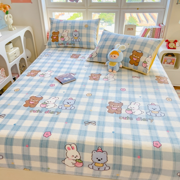 91家纺网 家纺一手货源 找家纺 摩妮卡 2025新款印花系列小清新牛奶绒印花床笠三件套 童趣伙伴