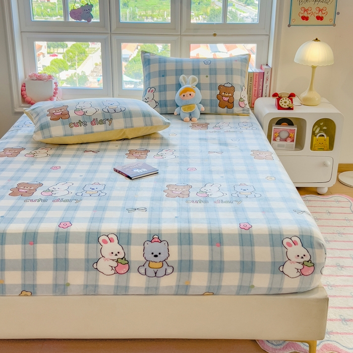 91家纺网 家纺一手货源 找家纺 摩妮卡 2025新款印花系列小清新牛奶绒印花床笠三件套 童趣伙伴