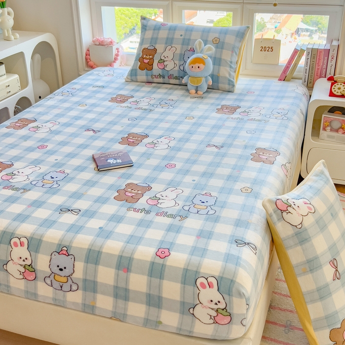 91家纺网 家纺一手货源 找家纺 摩妮卡 2025新款印花系列小清新牛奶绒印花床笠三件套 童趣伙伴