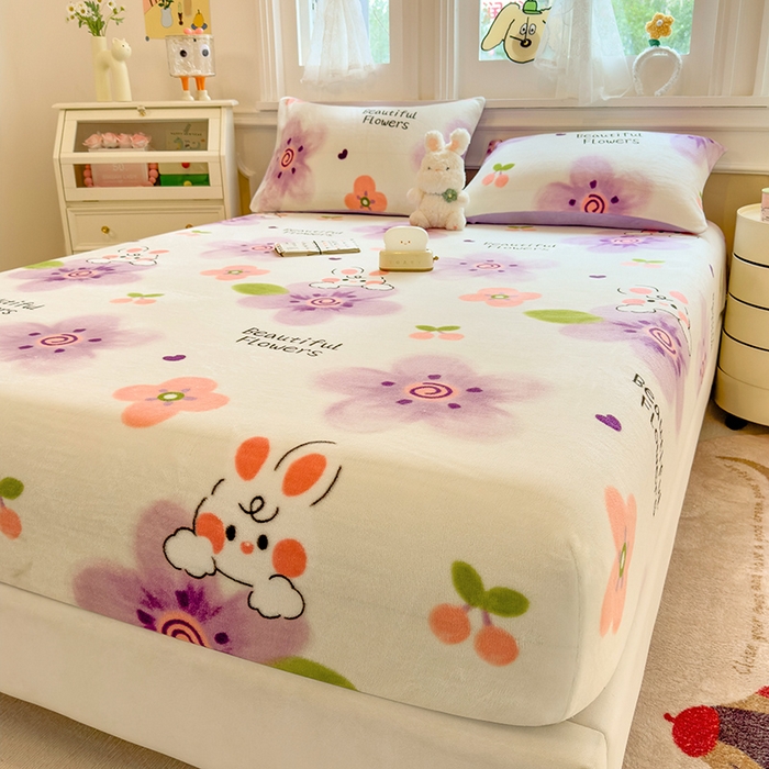 91家纺网 家纺一手货源 找家纺 摩妮卡 2025新款印花系列小清新牛奶绒印花床笠三件套 琪琪兔