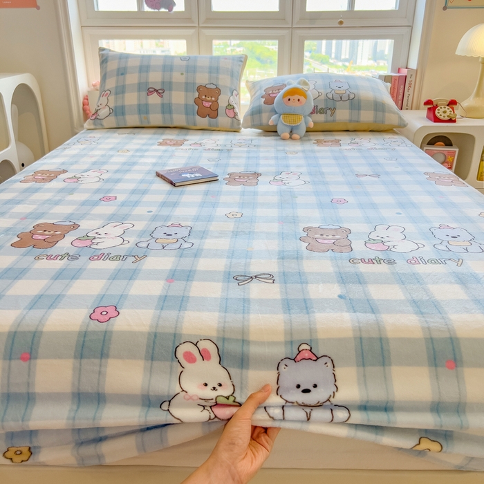 91家纺网 家纺一手货源 找家纺 摩妮卡 2025新款印花系列小清新牛奶绒印花床笠三件套 童趣伙伴