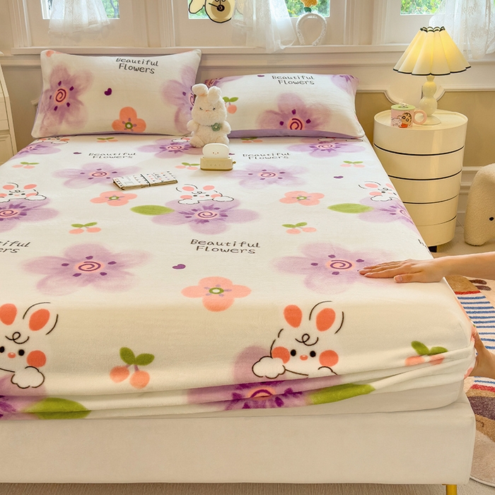 91家纺网 家纺一手货源 找家纺 摩妮卡 2025新款印花系列小清新牛奶绒印花床笠三件套 琪琪兔