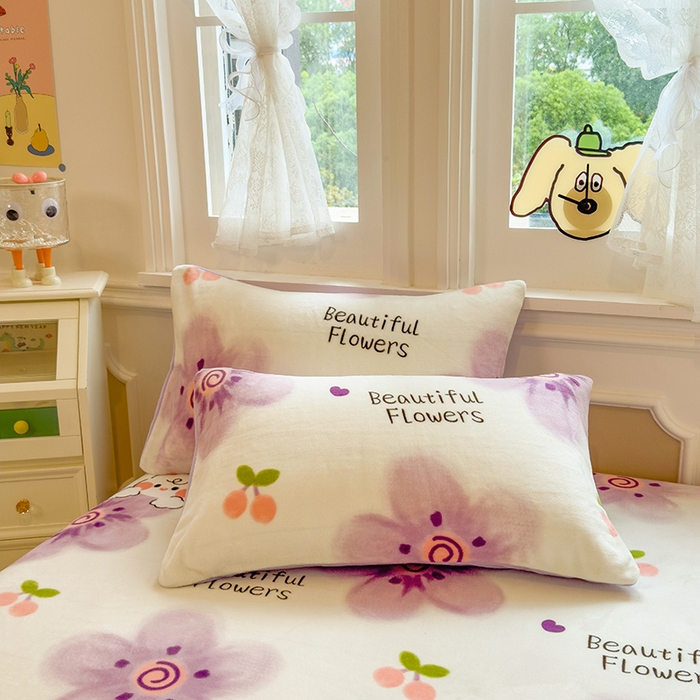 91家纺网 家纺一手货源 找家纺 摩妮卡 2025新款印花系列小清新牛奶绒印花床笠三件套 琪琪兔