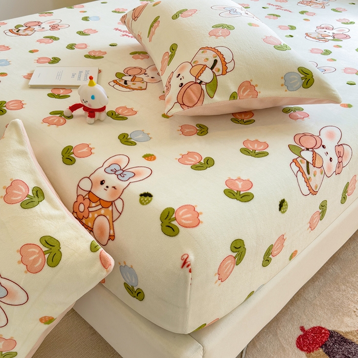 91家纺网 家纺一手货源 找家纺 摩妮卡 2025新款印花系列小清新牛奶绒印花床笠三件套 奇幻兔