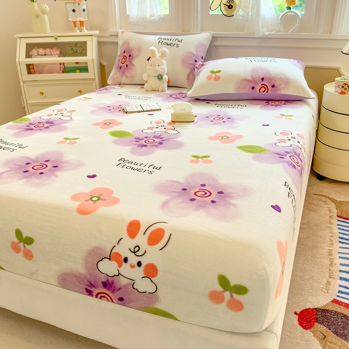 91家纺网 家纺一手货源 找家纺 摩妮卡 2025新款印花系列小清新牛奶绒印花床笠三件套 琪琪兔