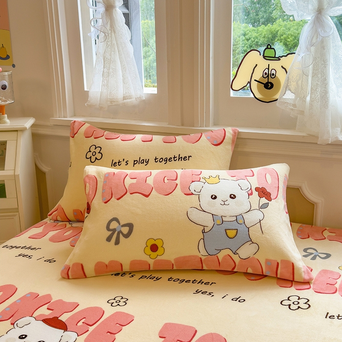 91家纺网 家纺一手货源 找家纺 摩妮卡 2025新款印花系列小清新牛奶绒印花床笠三件套 修狗