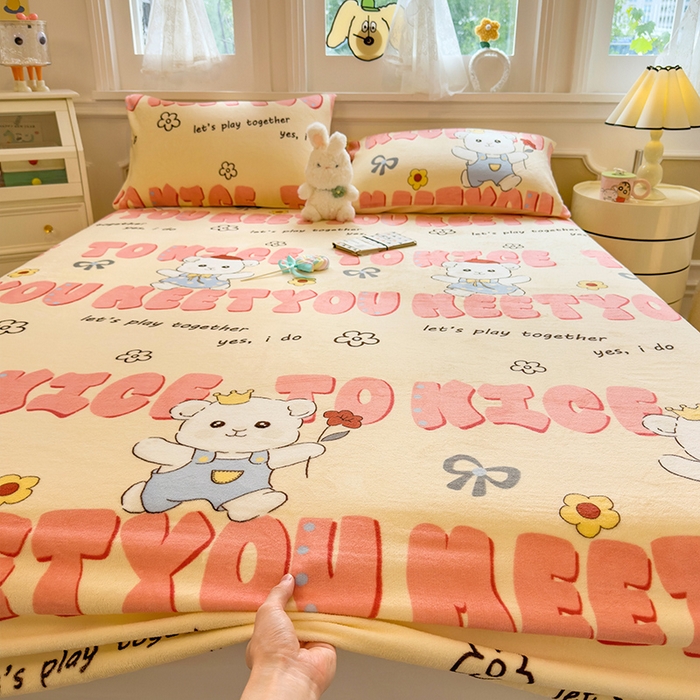 91家纺网 家纺一手货源 找家纺 摩妮卡 2025新款印花系列小清新牛奶绒印花床笠三件套 修狗