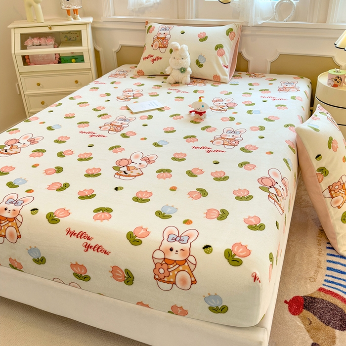 91家纺网 家纺一手货源 找家纺 摩妮卡 2025新款印花系列小清新牛奶绒印花床笠三件套 奇幻兔