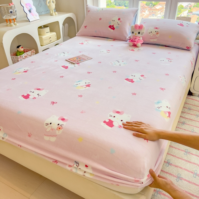 91家纺网 家纺一手货源 找家纺 摩妮卡 2025新款印花系列小清新牛奶绒印花床笠三件套 萌系凯蒂猫