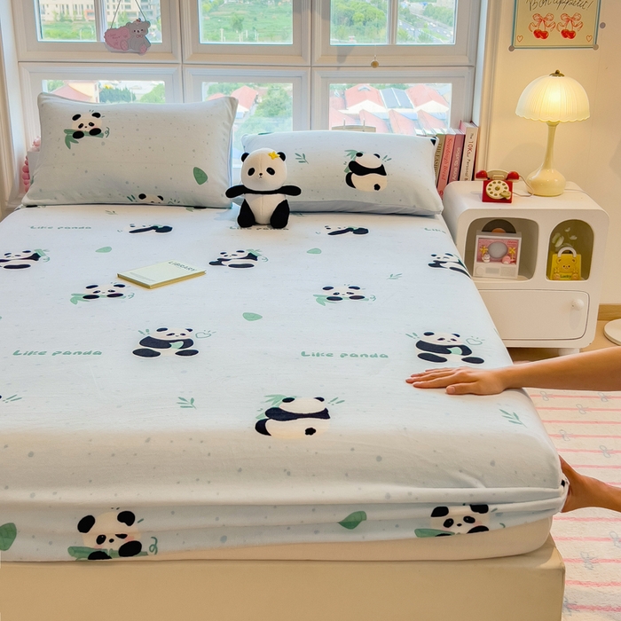 91家纺网 家纺一手货源 找家纺 摩妮卡 2025新款印花系列小清新牛奶绒印花床笠三件套 熊猫抱竹