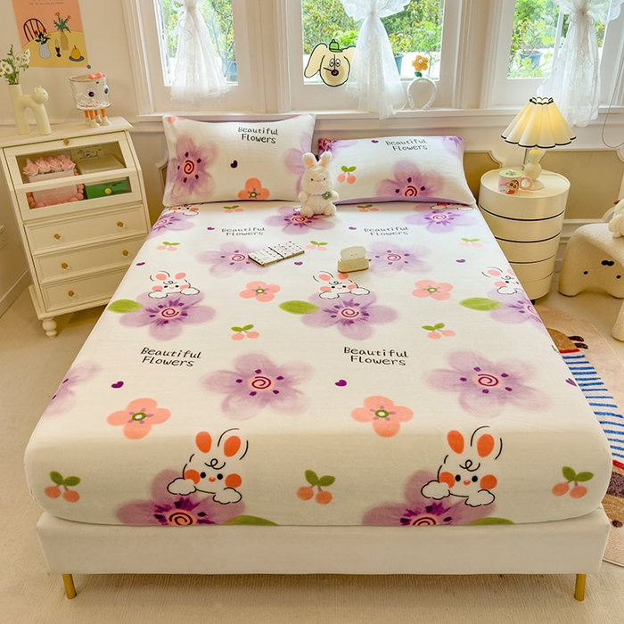 91家纺网 家纺一手货源 找家纺 摩妮卡 2025新款印花系列小清新牛奶绒印花床笠三件套 琪琪兔