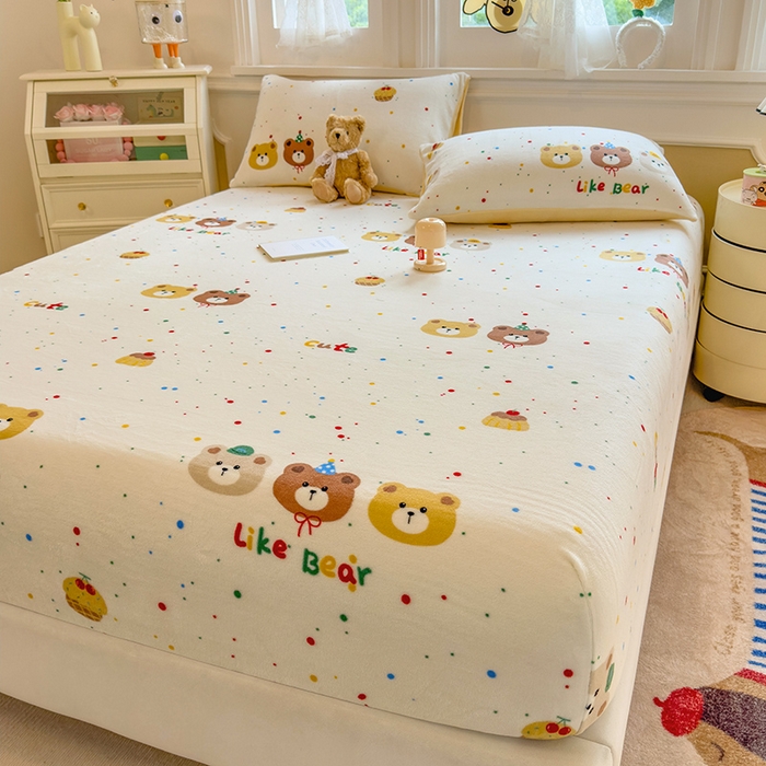 91家纺网 家纺一手货源 找家纺 摩妮卡 2025新款印花系列小清新牛奶绒印花床笠三件套 三只小熊