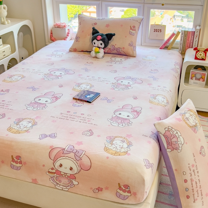 91家纺网 家纺一手货源 找家纺 摩妮卡 2025新款印花系列小清新牛奶绒印花床笠三件套 甜美美乐蒂