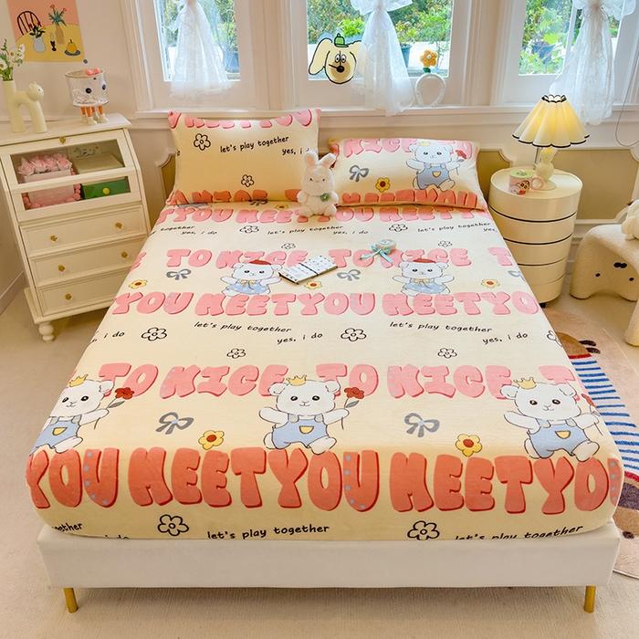 91家纺网 家纺一手货源 找家纺 摩妮卡 2025新款印花系列小清新牛奶绒印花床笠三件套 修狗