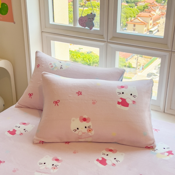 91家纺网 家纺一手货源 找家纺 摩妮卡 2025新款印花系列小清新牛奶绒印花床笠三件套 萌系凯蒂猫