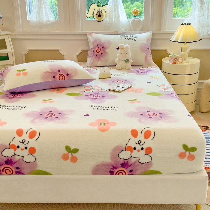 91家纺网 家纺一手货源 找家纺 摩妮卡 2025新款印花系列小清新牛奶绒印花床笠三件套 琪琪兔