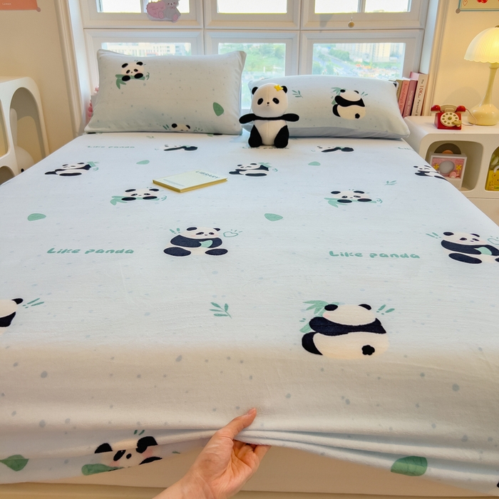 91家纺网 家纺一手货源 找家纺 摩妮卡 2025新款印花系列小清新牛奶绒印花床笠三件套 熊猫抱竹