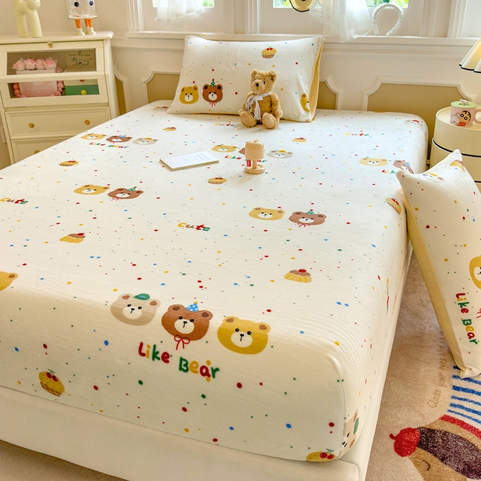 91家纺网 家纺一手货源 找家纺 摩妮卡 2025新款印花系列小清新牛奶绒印花床笠三件套 三只小熊