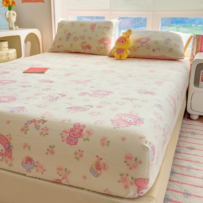 91家纺网 家纺一手货源 找家纺 摩妮卡 2025新款印花系列小清新牛奶绒印花床笠三件套 柔粉美乐蒂