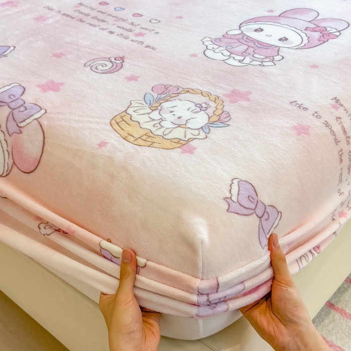 91家纺网 家纺一手货源 找家纺 摩妮卡 2025新款印花系列小清新牛奶绒印花床笠三件套 甜美美乐蒂