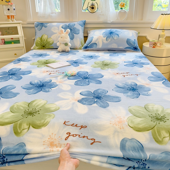 91家纺网 家纺一手货源 找家纺 摩妮卡 2025新款印花系列小清新牛奶绒印花床笠三件套 花儿朵朵