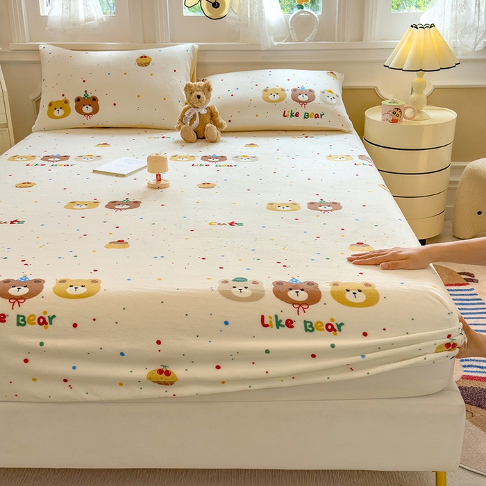 91家纺网 家纺一手货源 找家纺 摩妮卡 2025新款印花系列小清新牛奶绒印花床笠三件套 三只小熊