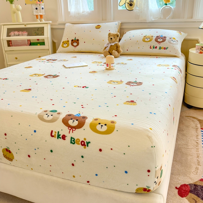 91家纺网 家纺一手货源 找家纺 摩妮卡 2025新款印花系列小清新牛奶绒印花床笠三件套 三只小熊