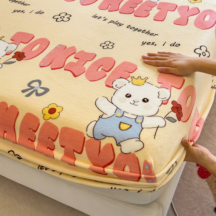 91家纺网 家纺一手货源 找家纺 摩妮卡 2025新款印花系列小清新牛奶绒印花床笠三件套 修狗