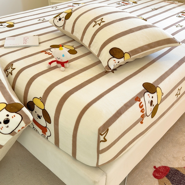 91家纺网 家纺一手货源 找家纺 摩妮卡 2025新款印花系列小清新牛奶绒印花床笠三件套 嘟嘟狗