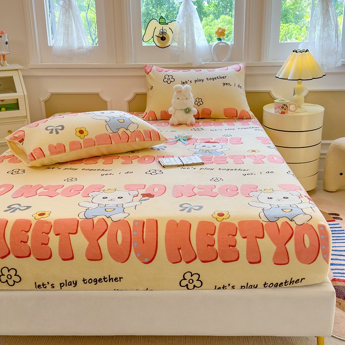 91家纺网 家纺一手货源 找家纺 摩妮卡 2025新款印花系列小清新牛奶绒印花床笠三件套 修狗