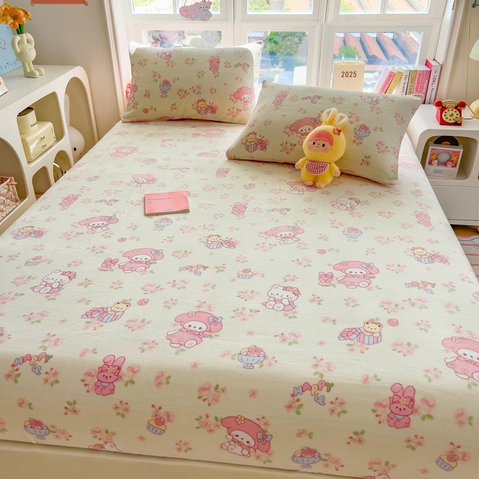 91家纺网 家纺一手货源 找家纺 摩妮卡 2025新款印花系列小清新牛奶绒印花床笠三件套 柔粉美乐蒂