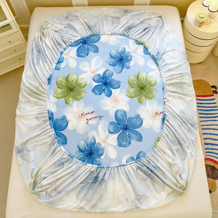 91家纺网 家纺一手货源 找家纺 摩妮卡 2025新款印花系列小清新牛奶绒印花床笠三件套 花儿朵朵