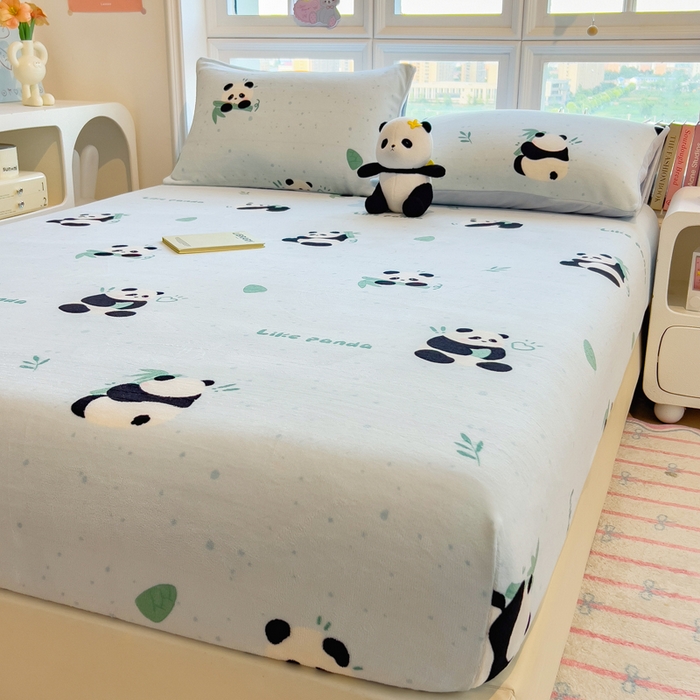 91家纺网 家纺一手货源 找家纺 摩妮卡 2025新款印花系列小清新牛奶绒印花床笠三件套 熊猫抱竹