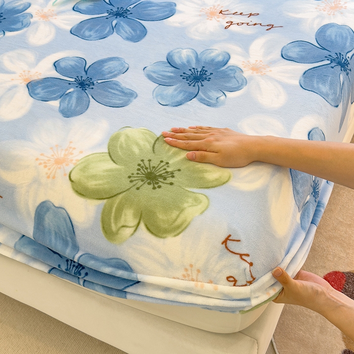 91家纺网 家纺一手货源 找家纺 摩妮卡 2025新款印花系列小清新牛奶绒印花床笠三件套 花儿朵朵