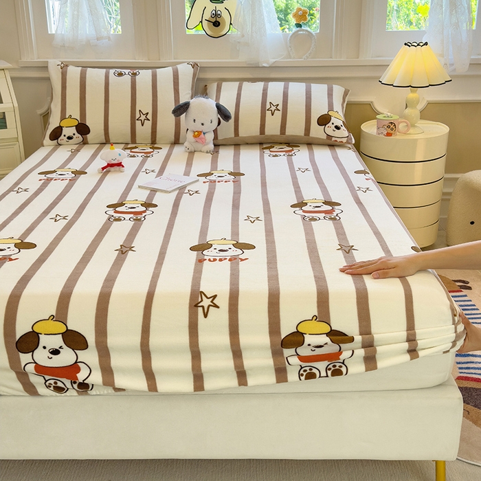 91家纺网 家纺一手货源 找家纺 摩妮卡 2025新款印花系列小清新牛奶绒印花床笠三件套 嘟嘟狗