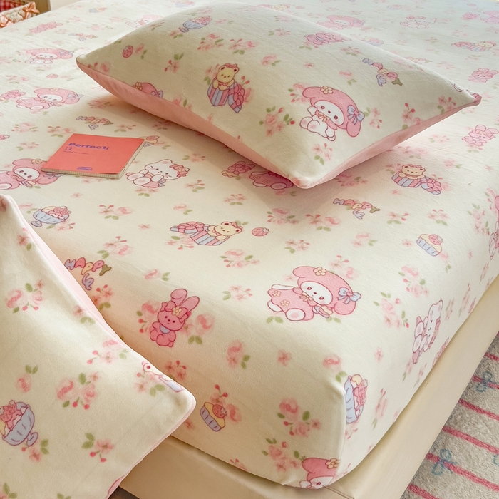 91家纺网 家纺一手货源 找家纺 摩妮卡 2025新款印花系列小清新牛奶绒印花床笠三件套 柔粉美乐蒂