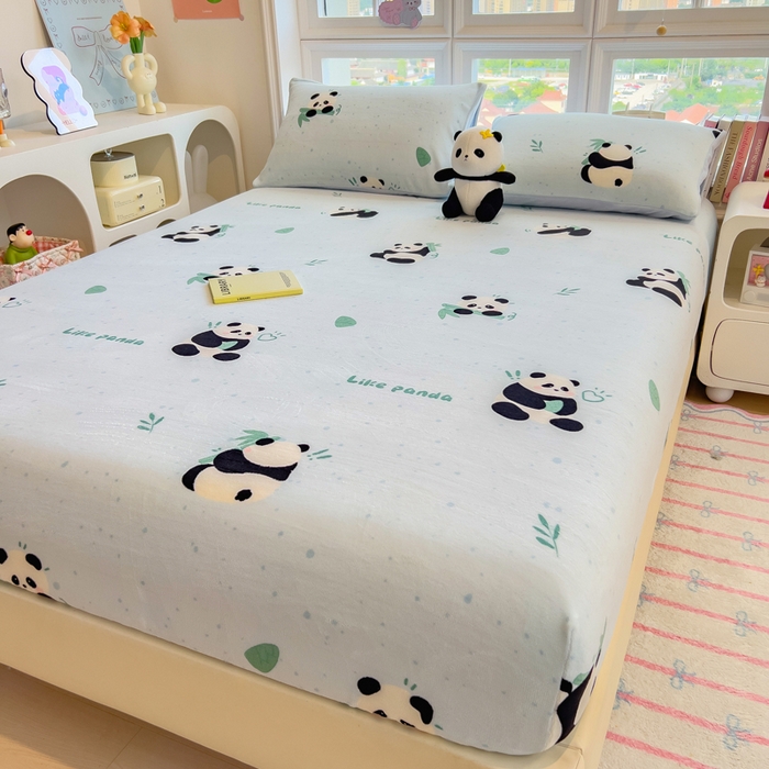 91家纺网 家纺一手货源 找家纺 摩妮卡 2025新款印花系列小清新牛奶绒印花床笠三件套 熊猫抱竹