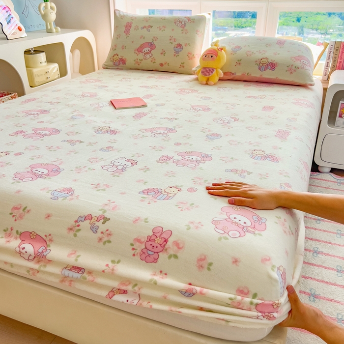 91家纺网 家纺一手货源 找家纺 摩妮卡 2025新款印花系列小清新牛奶绒印花床笠三件套 柔粉美乐蒂