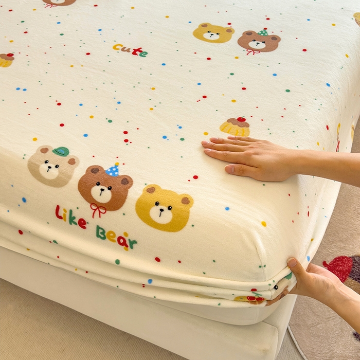 91家纺网 家纺一手货源 找家纺 摩妮卡 2025新款印花系列小清新牛奶绒印花床笠三件套 三只小熊