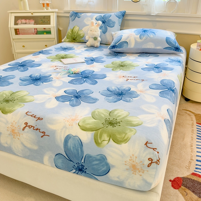 91家纺网 家纺一手货源 找家纺 摩妮卡 2025新款印花系列小清新牛奶绒印花床笠三件套 花儿朵朵