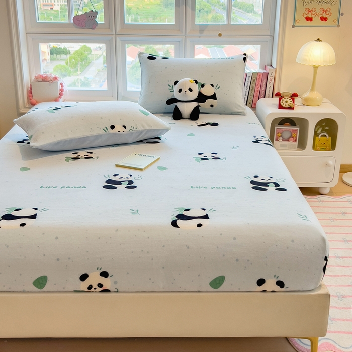 91家纺网 家纺一手货源 找家纺 摩妮卡 2025新款印花系列小清新牛奶绒印花床笠三件套 熊猫抱竹