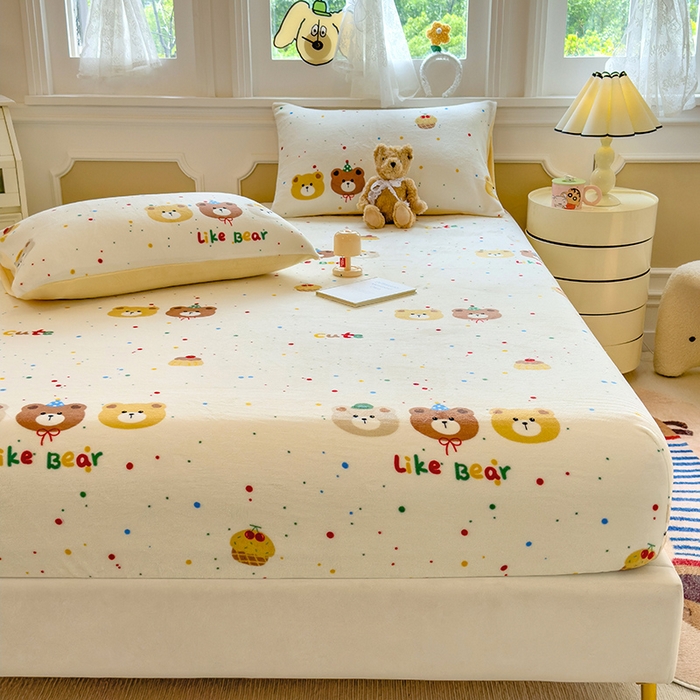 91家纺网 家纺一手货源 找家纺 摩妮卡 2025新款印花系列小清新牛奶绒印花床笠三件套 三只小熊